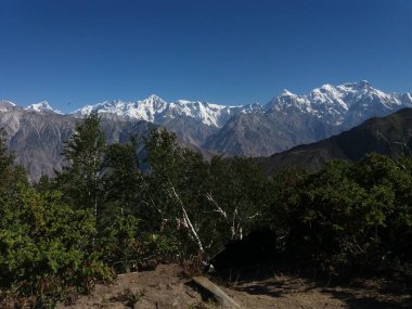 Güzel güneşli bir günde Gilgit Dağları