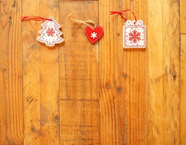 Ahşap bir arka planda Noel dekorasyonu