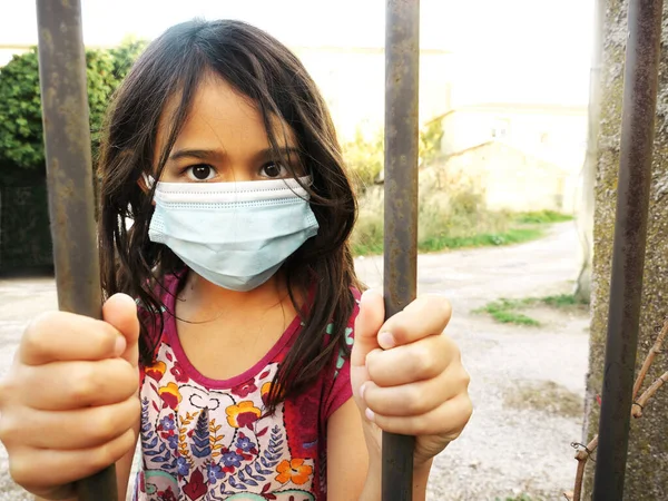 Foto Una Niña Usando Una Máscara Sosteniendo Barras —  Fotos de Stock