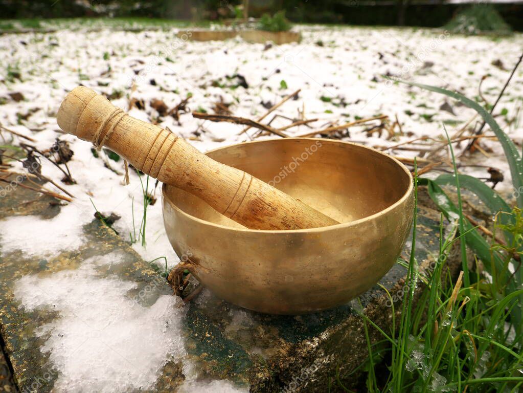 Metal singing bowl for relaxing and receiving healing vibrations