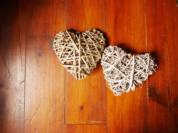 Foto de dois corações em forma de palha rústica — Fotografia de Stock