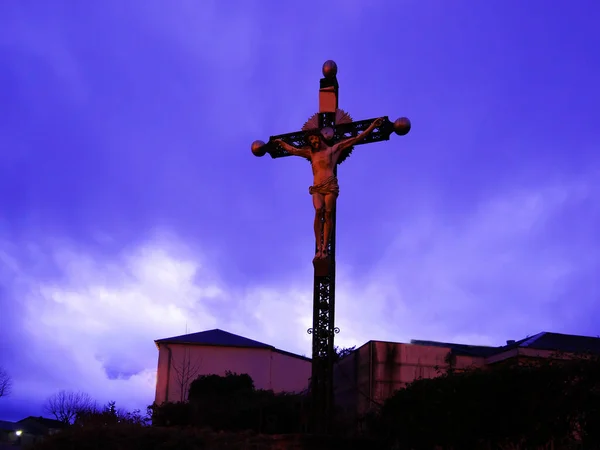 Cruz religiosa de metal con la estatua de Jesucristo — Foto de Stock