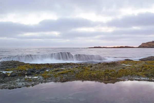 Laguna Beach, Kaliforniya kayalarda üzerinde dalgalar gürültüyle çarpmak