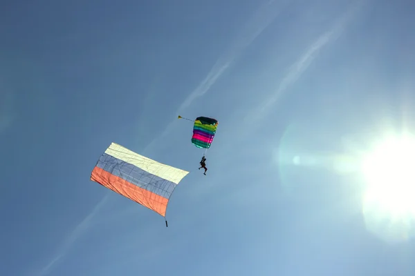 Silhouette d'un parachutiste volant dans le ciel vers le soleil — Photo