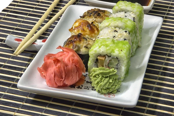 Sushi ginger ve wasabi ile makisu olarak ayarla