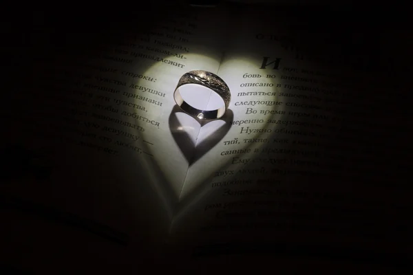 Heartshadows kitap ortasında ile altın yüzük