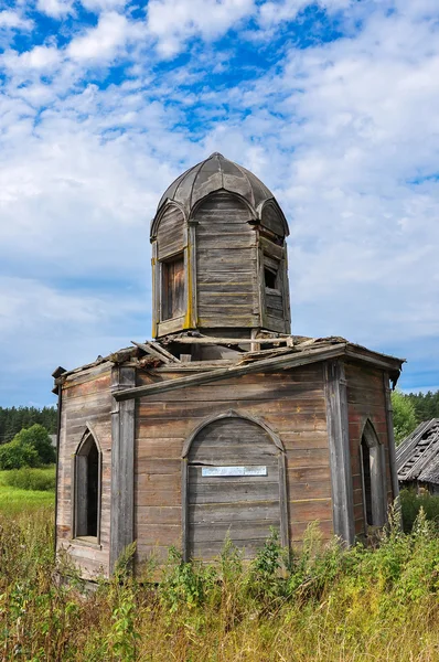 Стародавня маленька дерев'яна каплиця — стокове фото