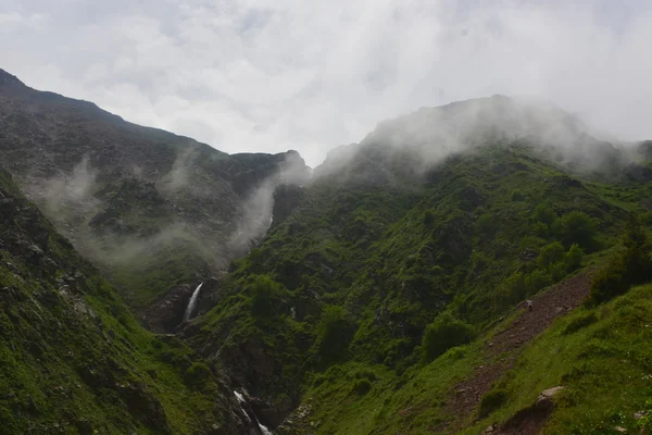 Nubes bajo las montañas — Foto de Stock