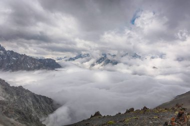 Kırgızistan 'daki dağ manzarası. Dağ vadisi manzarasında kayalar, kar ve taşlar. Dağ manzarası. Kırgız Alatoo Dağları, Tian-Shan, Ala-archa, Kırgızistan.