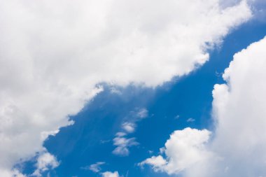 Beyaz bulutlu mavi gökyüzü arkaplanı. Açık gün ve güzel hava.