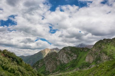 Dağlarda yürüyüş parkurları olan huzurlu kış manzarası. Dağ vadisi manzarasında kayalar, kar ve taşlar. Dağ manzarası.