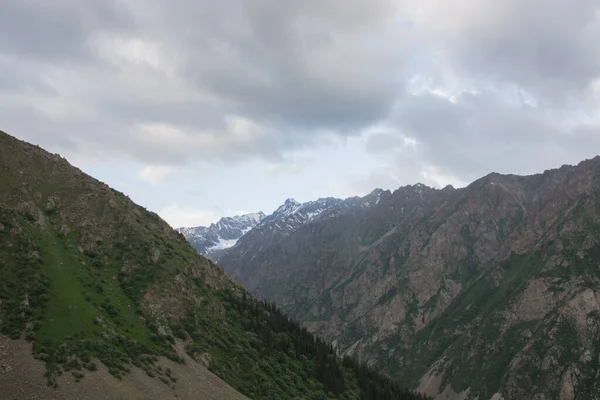 清凉的冬季风景 山中远足的小径 山谷地的岩石 雪和石 山全景 吉尔吉斯斯坦Alamedin Tian Shan Kyrgyz Alatoo山 — 图库照片