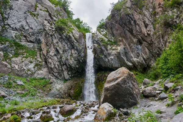 Alamedin queda de água no verão. Kyrgyz Alatoo montanhas, Quirguistão. — Fotografia de Stock