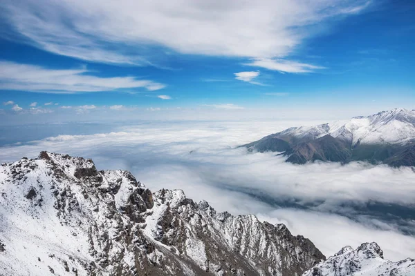 Вид на горы в Кыргызстане. Скалы, снег и камни с видом на горную долину. Панорама горы. — стоковое фото
