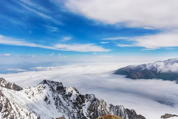 Вид на горы в Кыргызстане. Скалы, снег и камни с видом на горную долину. Панорама горы. — стоковое фото