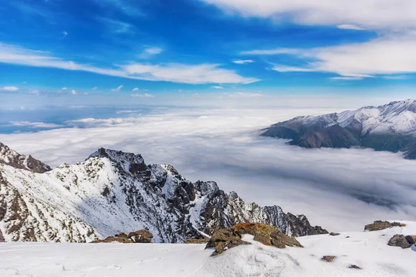 Berglandschap uitzicht in Kirgizië. Rotsen, sneeuw en stenen in het bergdal uitzicht. Bergpanorama. Stockfoto