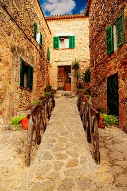 Eski evin girişine taş ve ahşaptan bir köprü. Mallorca,