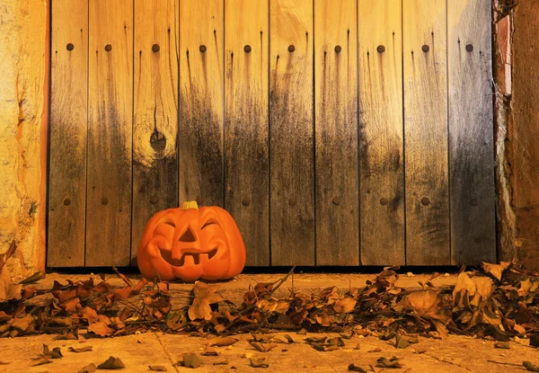 Balkabağı Kafa Eski Kapının Arkaplanı ve Kuru Yapraklar