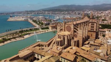 Katedral Bazilikası Santa Maria Palma Mallorca 4K insansız hava aracı videosu