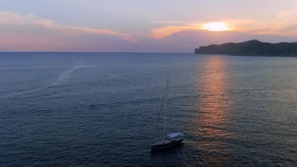 Vlucht van de drone over de boot. Zonsondergang. — Stockvideo