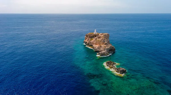 Isla Toro ufkunda ıssız bir deniz feneri