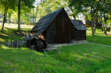 Romanya'dan taşlama için geleneksel su değirmeni