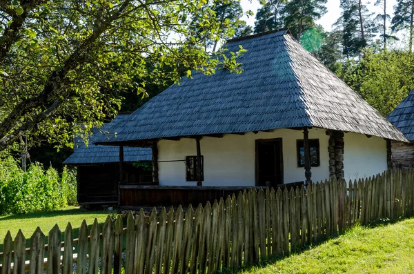 Vecchia casa tradizionale in Romania — Foto Stock