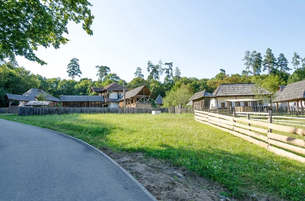 Overzicht van meer traditionele oude huizen uit Roemenië — Stockfoto