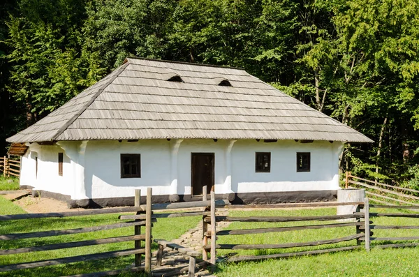 Antiga casa tradicional na Romênia — Fotografia de Stock