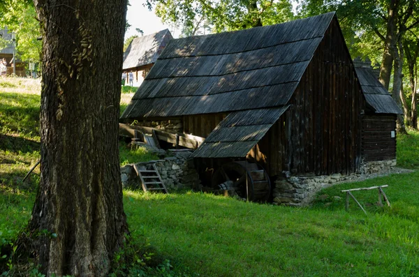 Traditionelle Wassermühle zum Mahlen aus Rumänien — Stockfoto