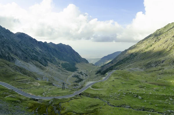 Een van de mooiste bergwegen in de wereld ligt in — Stockfoto