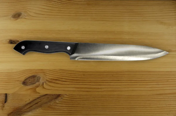 Нож на деревенском кухонном столе с копировальным местом — стоковое фото