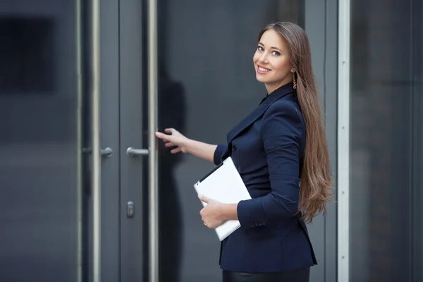 A beautiful business woman entering the office — Stock Photo, Image