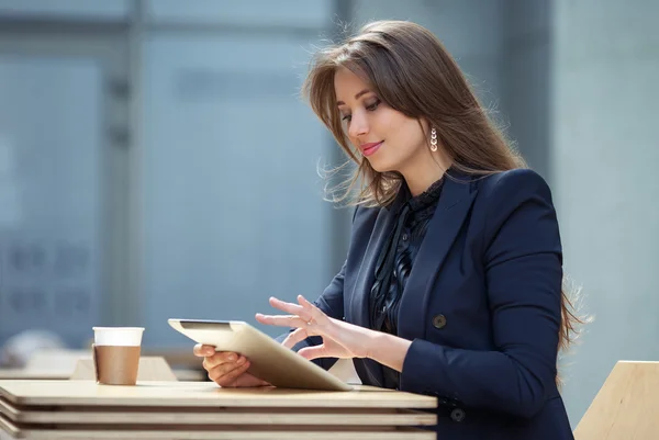 Mulher de negócios trabalhando com tablet no café — Fotografia de Stock