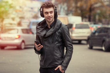 adam sokakta Kulaklığımda. Telefon ile elinde duran