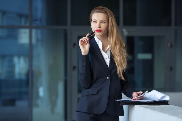 รูปภาพของผู้หญิงนักธุรกิจที่มีปากกาบนพื้นหลังของ — ภาพถ่ายสต็อก