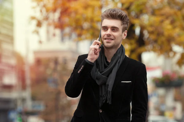 Современный человек разговаривает по телефону в городской среде Стоковое Изображение