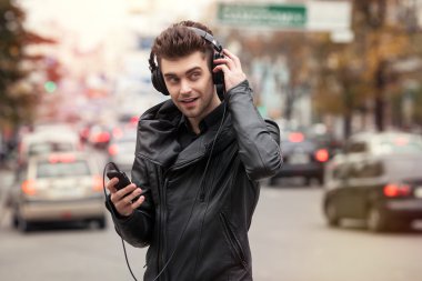 adam sokakta Kulaklığımda. Telefon ile elinde duran