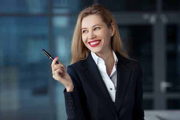 Портрет деловой женщины с ручкой на фоне — стоковое фото