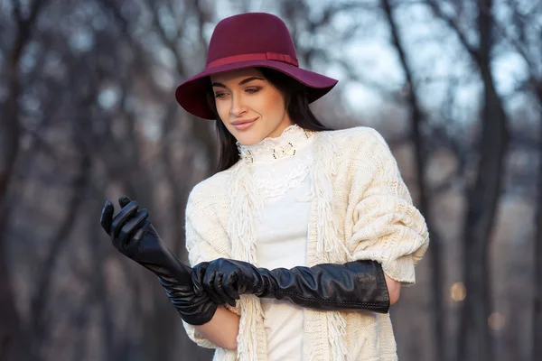 Portret van mooi meisje in hoed en lederen handschoenen — Stockfoto