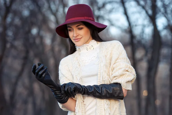 Портрет красивой девушки в шляпе и кожаных перчатках Стоковое Фото