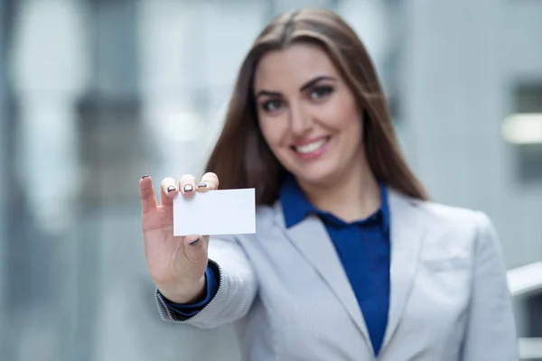 Frau überreicht Visitenkarte auf dem Hintergrund des Business-Cents — Stockfoto