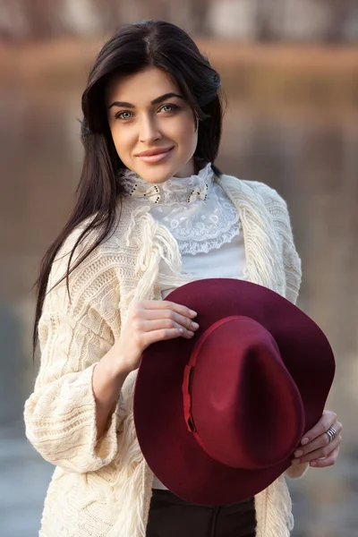 Portret pięknej dziewczyny z kapeluszem — Zdjęcie stockowe