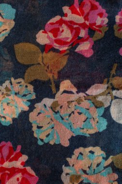 Kumaş üzerine koyu arkaplan üzerinde soyut kırmızı çiçekler