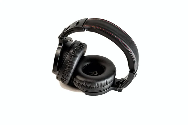 白い背景に隔離されたオーディオステレオヘッドフォンの黒い色 — ストック写真