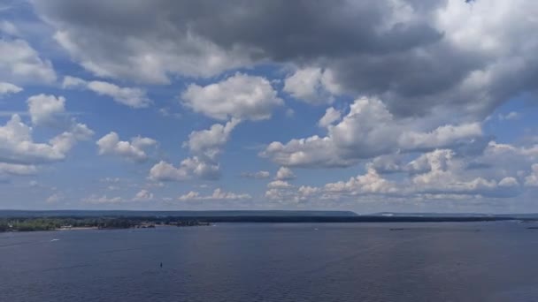 Grand trafic de jour navigable sur la rivière 4K — Video