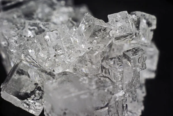 Cristallo di sale minerale su sfondo bianco — Foto Stock