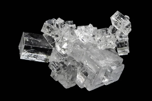 Cristal de sal mineral sobre fondo blanco Imagen de stock