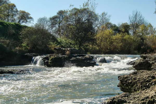 Nehirde küçük bir şelale