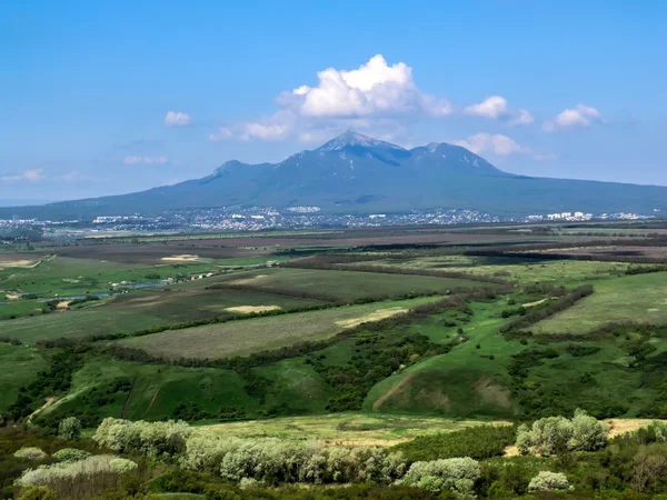 Vista desde la Montaña Calva hasta el Monte Beshtau Imágenes de stock libres de derechos